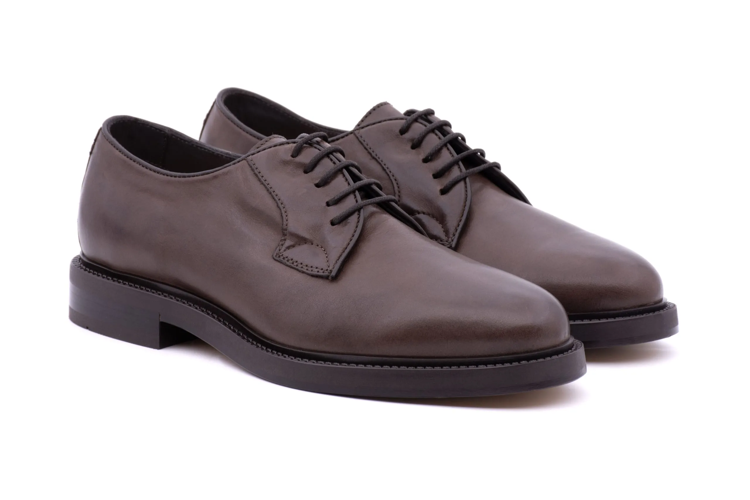 Derby shoes made with smooth calfskin.