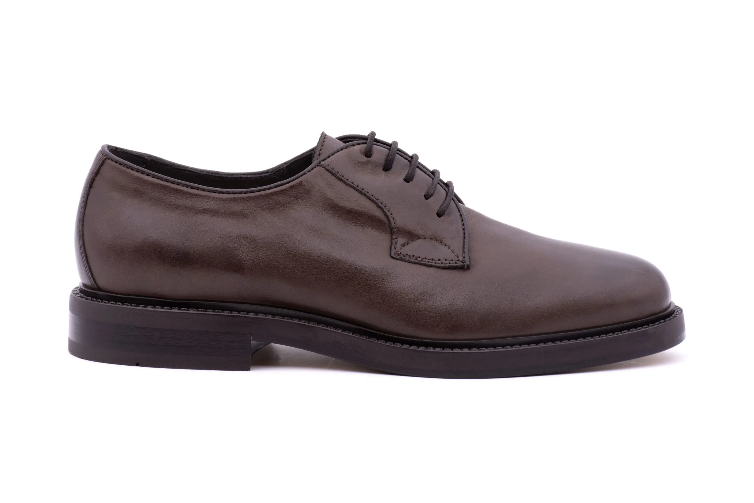 Derby shoes made with smooth calfskin.